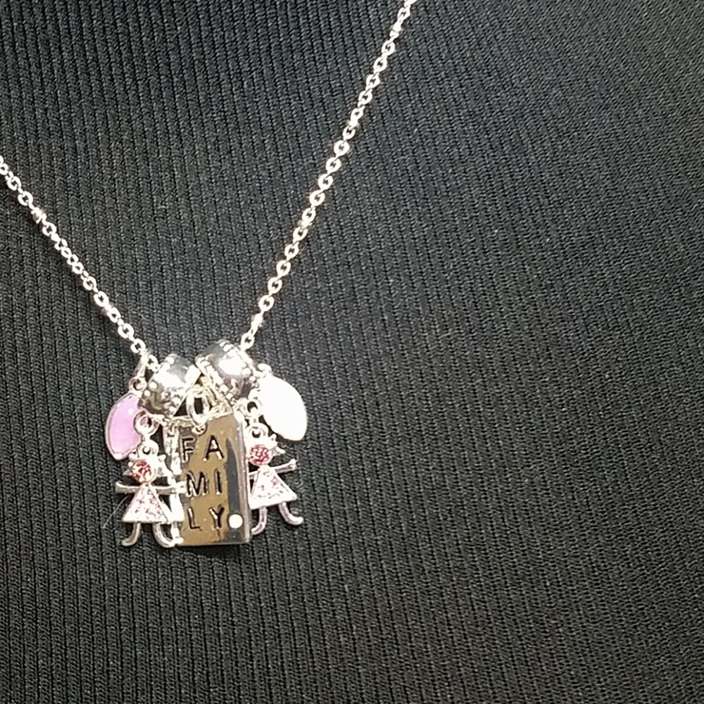 Moms that have two girls necklace